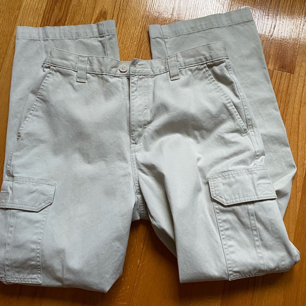 Men’s chino cargo pants.